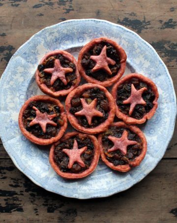 A plate of mince pies.