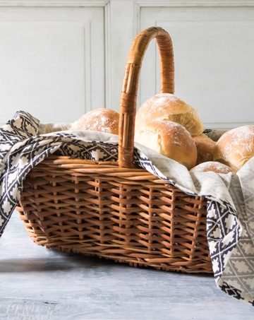 A basket of bread rolls.