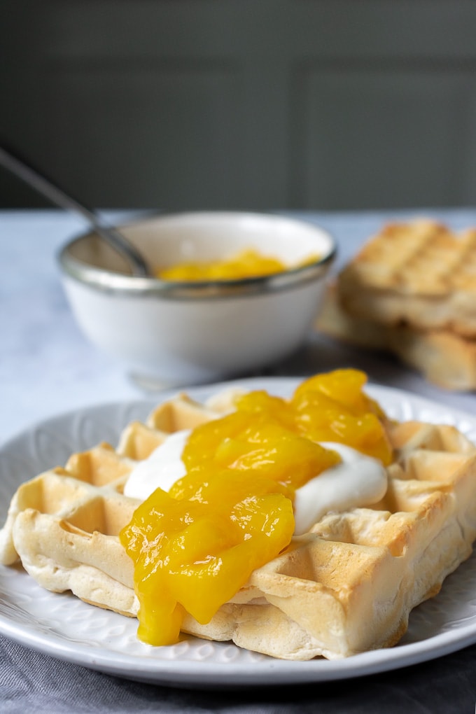 Waffel toppad med yoghurt och mangokompott.