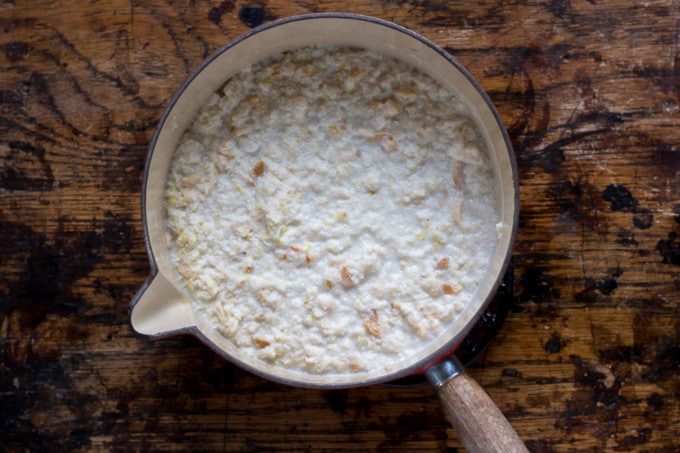 Heating the milk, add breadcrumbs, vanilla and lemon zest in a pot.