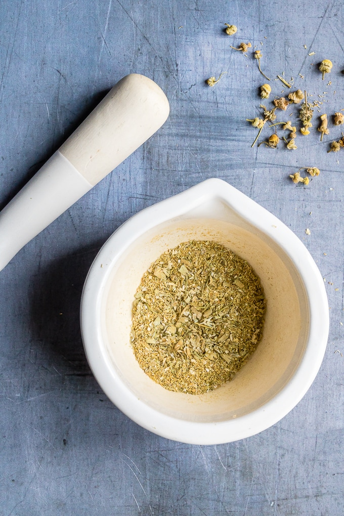 How to make lemon tart with chamomile - step 1: crush the chamomile tea in a mortar and pestle