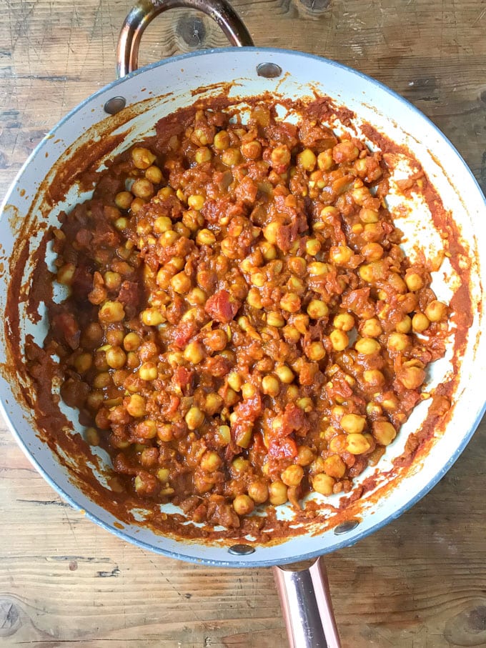 Pan of cooked chickpea curry.