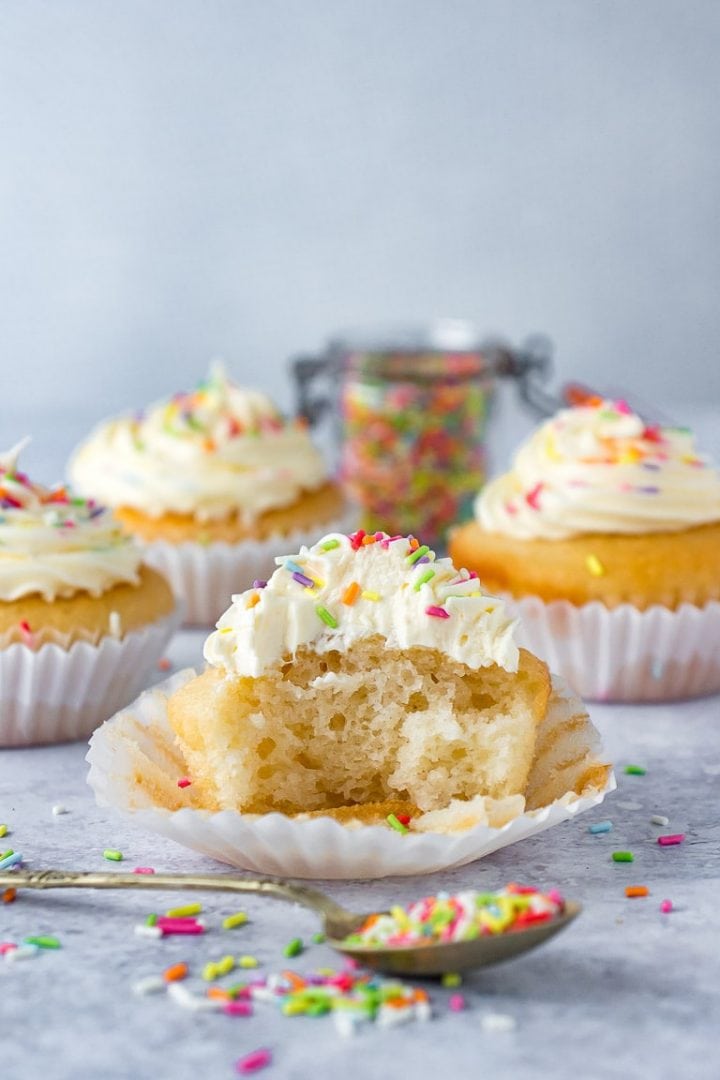 Vegan Vanilla Cupcakes - Veggie Desserts