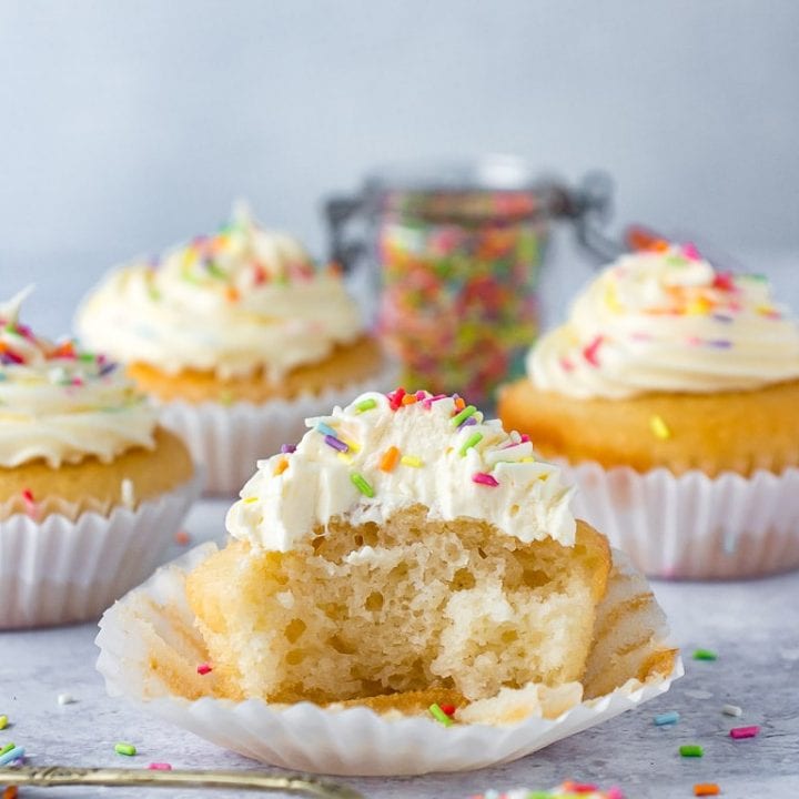 Vegan Vanilla Cupcakes - Veggie Desserts