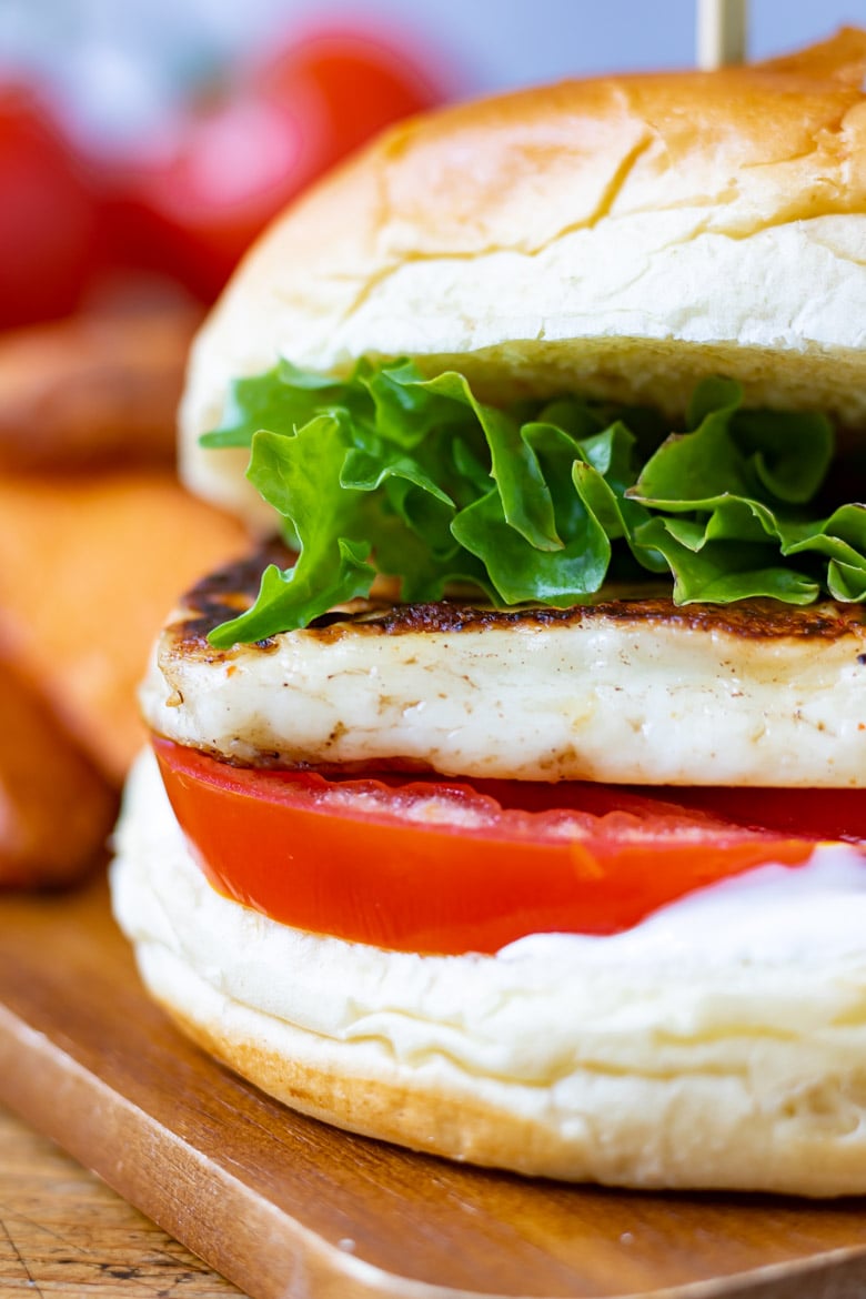 Cajun Halloumi Burger with Garlic Yogurt Sauce Veggie Desserts