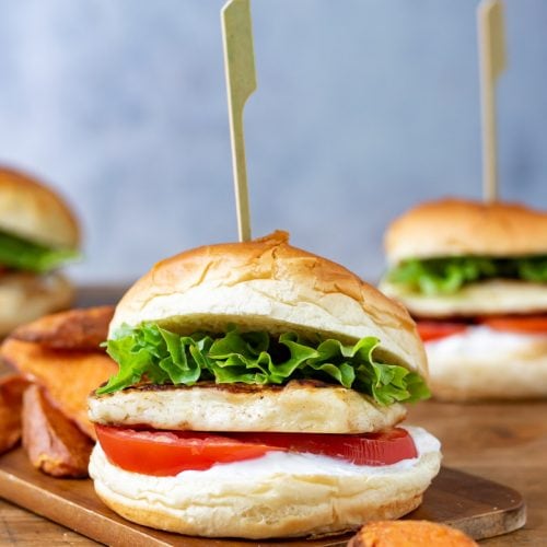 Cajun Halloumi Burger with Garlic Yogurt Sauce Veggie Desserts