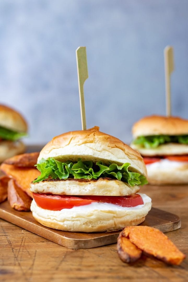 Cajun Halloumi Burger with Garlic Yogurt Sauce Veggie Desserts