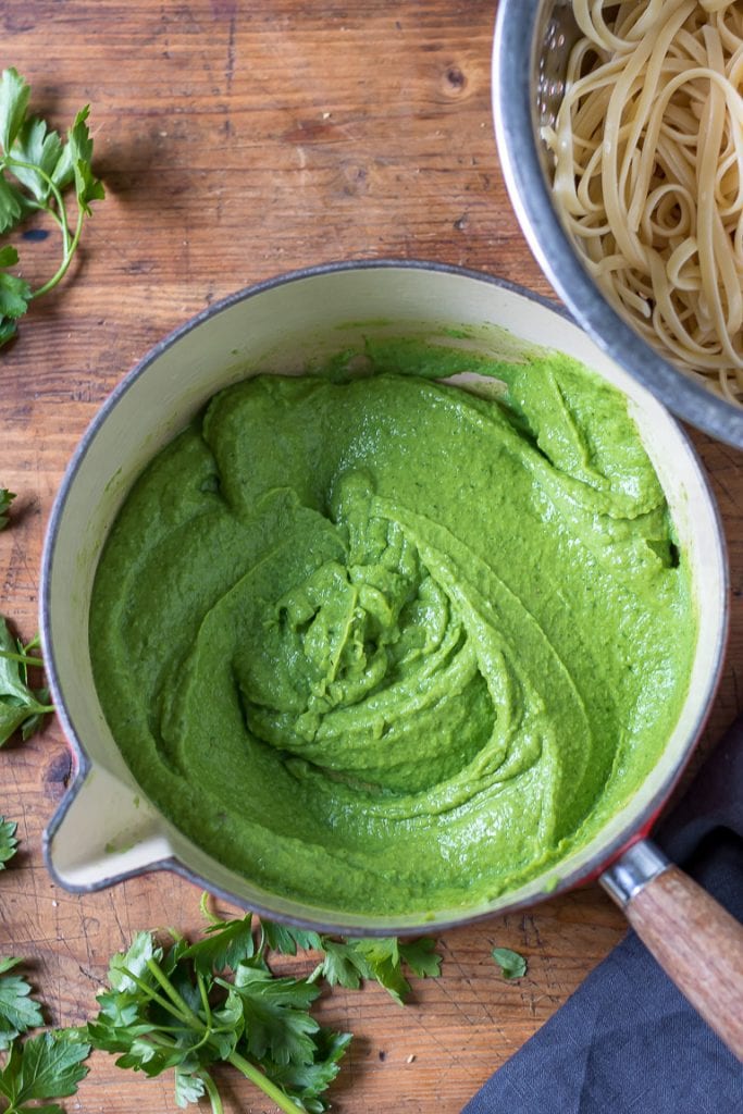 How to make green pasta recipe - heat the sauce