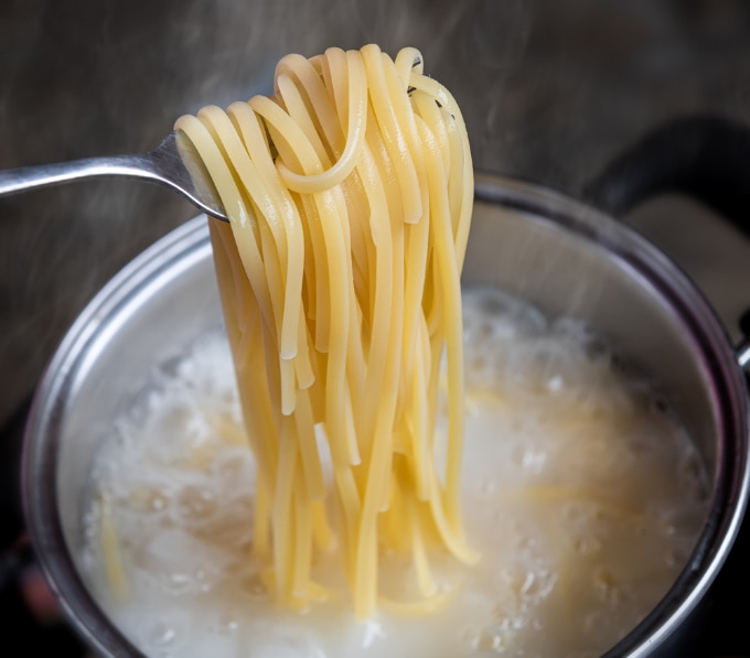 how to make green pasta - cook the spaghetti