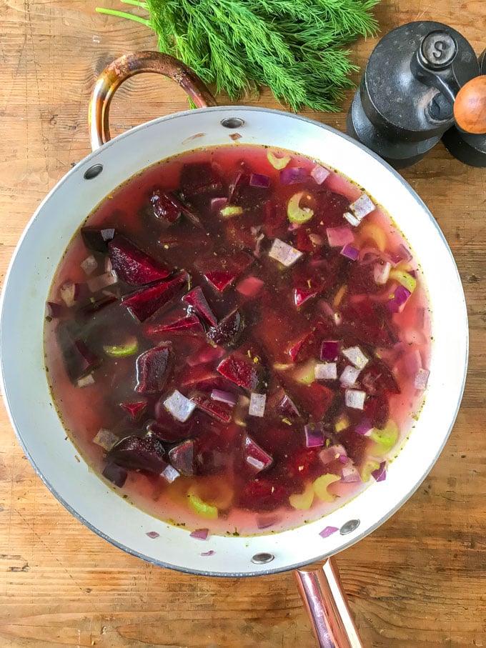 Pan with onion, celery, beets and vegetable broth.