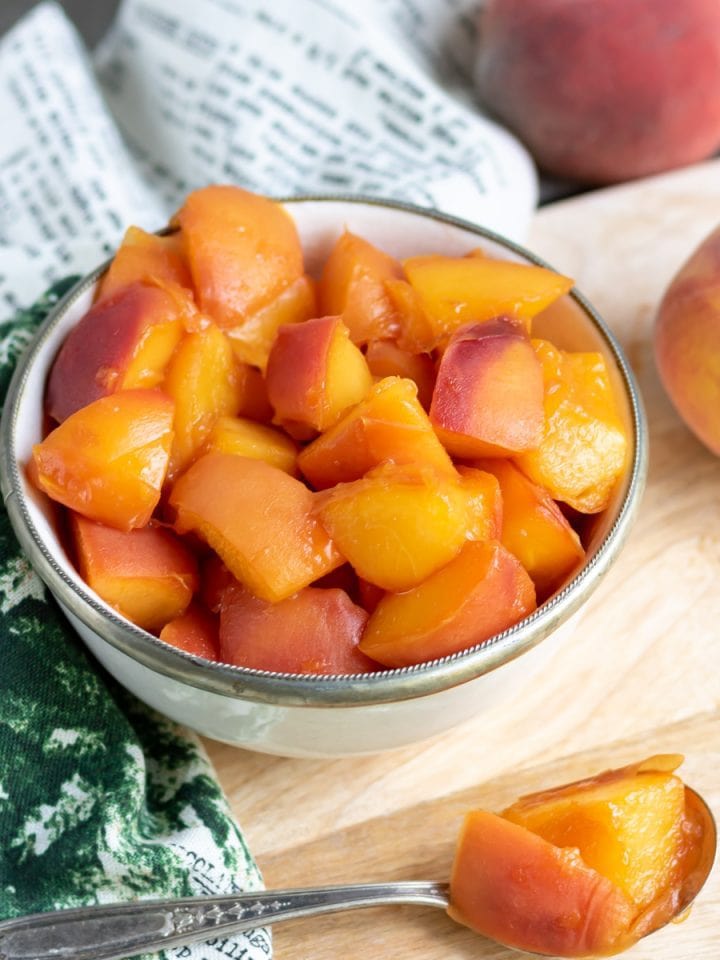 Cinnamon Apple Compote with Raisins - Veggie Desserts