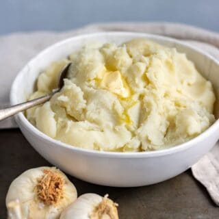 Close up of a bowl of garlic mash.