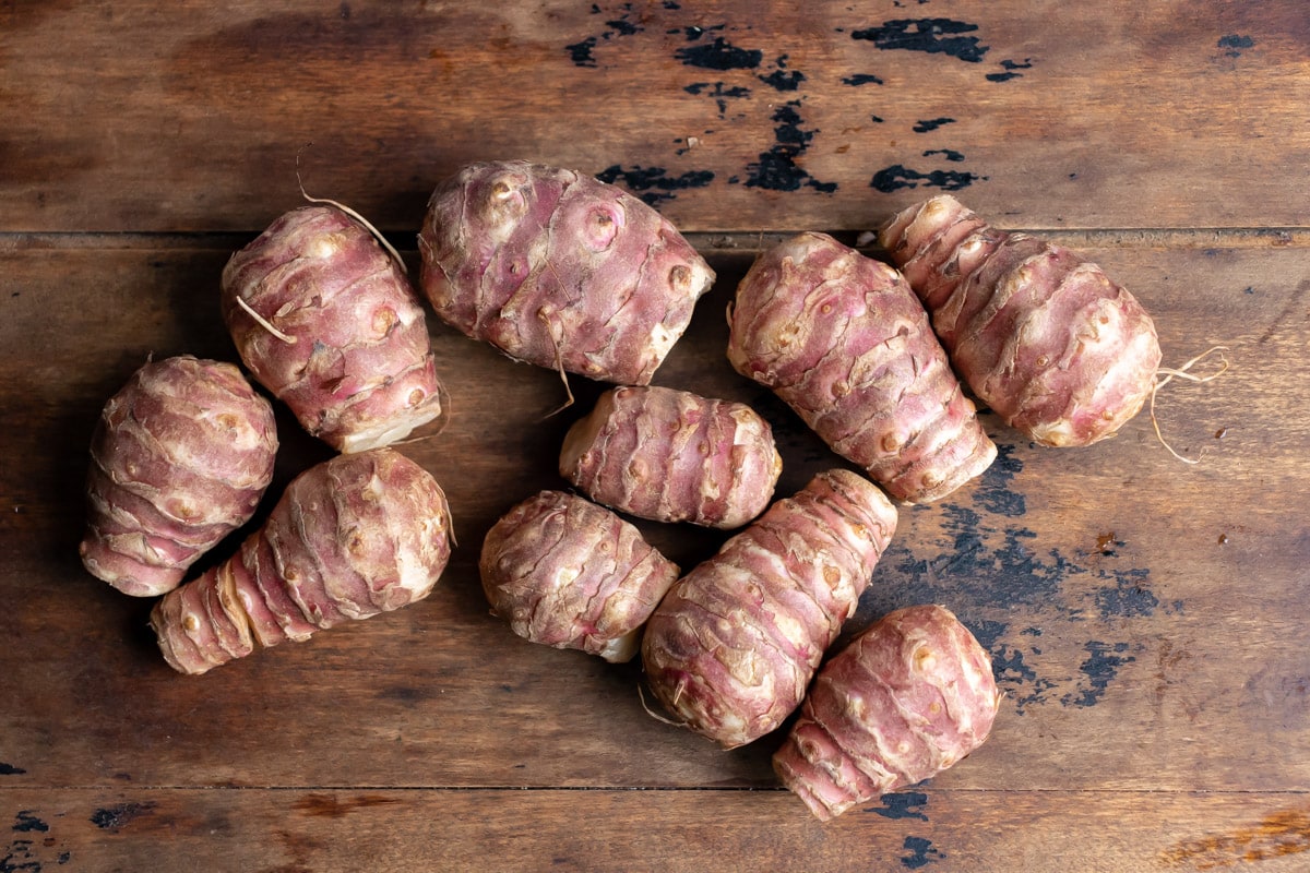 Pile of Jerusalem artichokes / sunchokes.