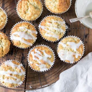 Round wire rack with muffins.