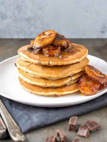 Pancakes topped with caramelised banana slices.