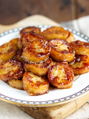 Close up of a plate of fried bananas.