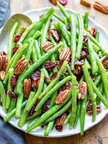 A plate of green beans.