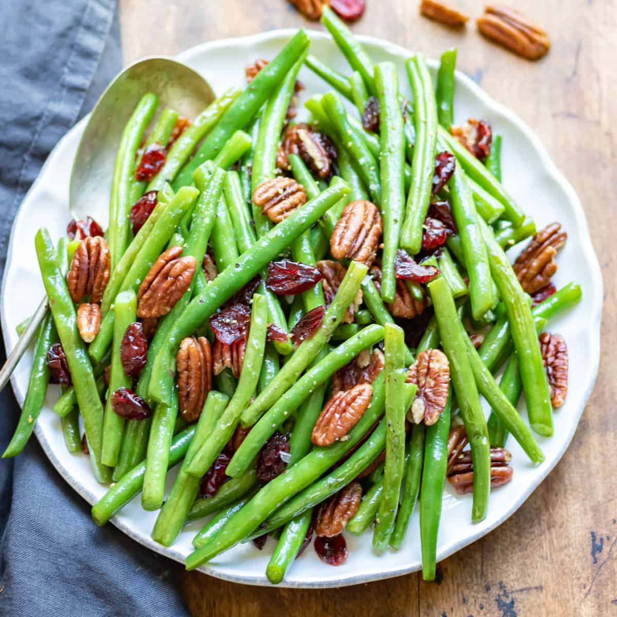 A plate of green beans.