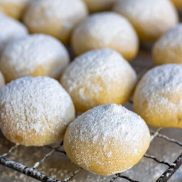 Shortbread cornstarch cookies dusted with powdered sugar.