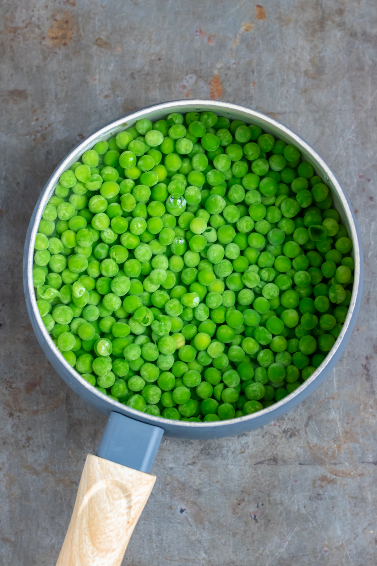 Cooking peas in a pot.