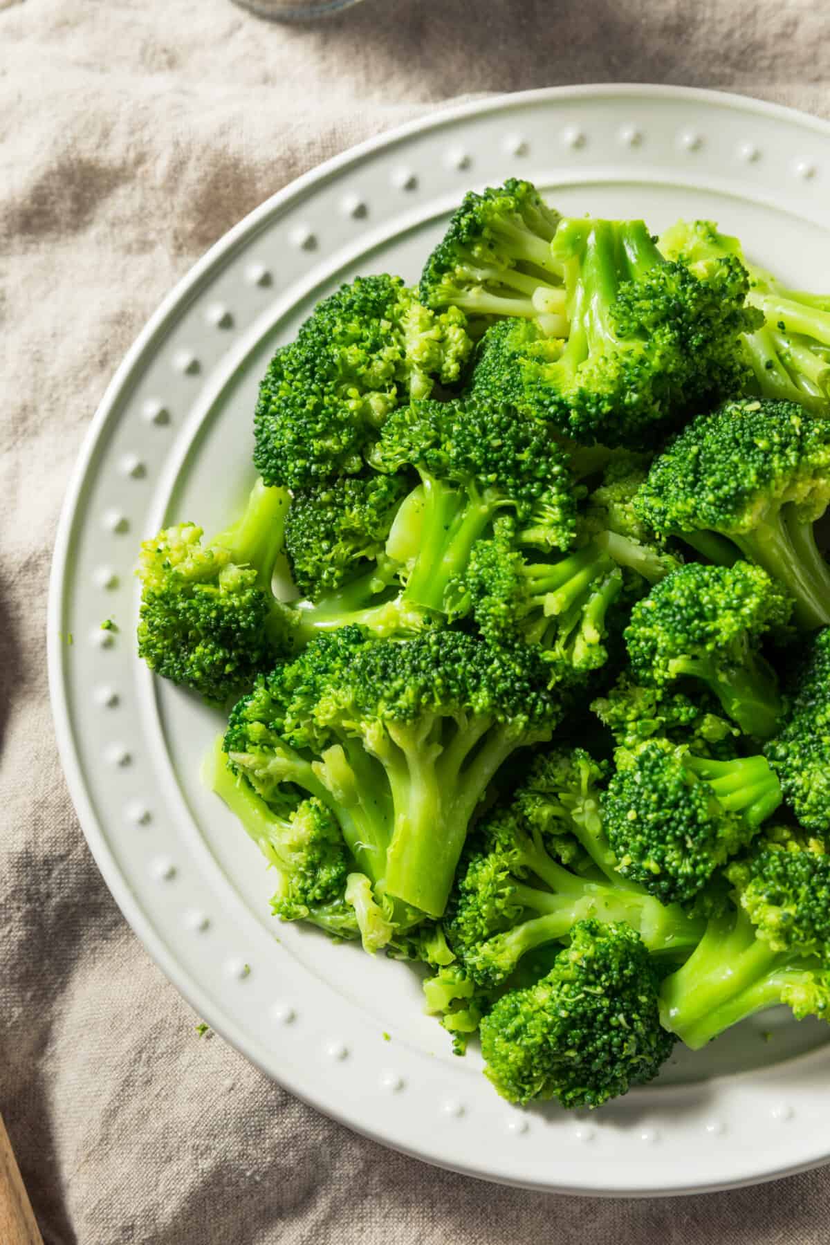 A plate of blanched broccoli.