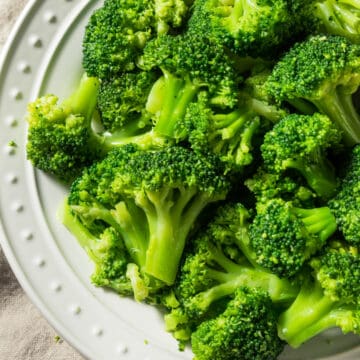 Close up of a plate of blanched broccoli.