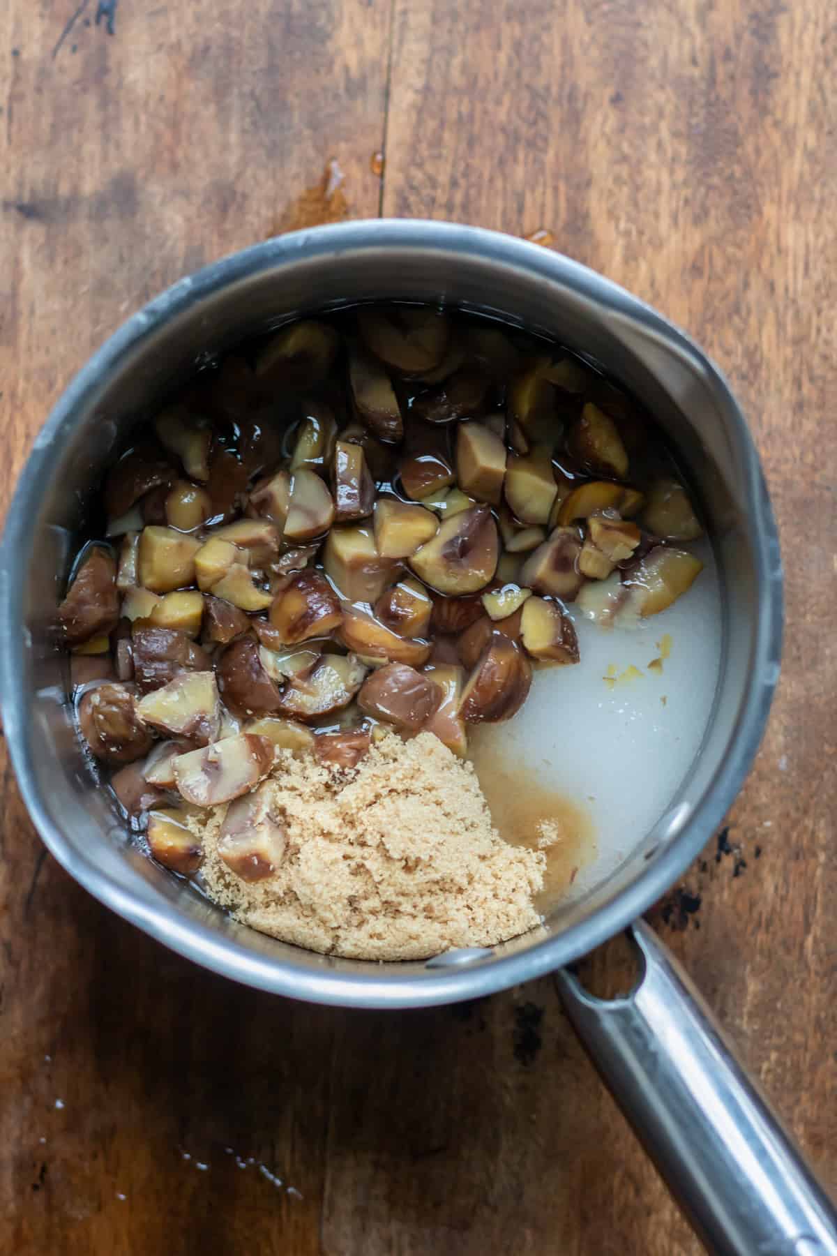 Chestnuts, sugar and water in a pot.