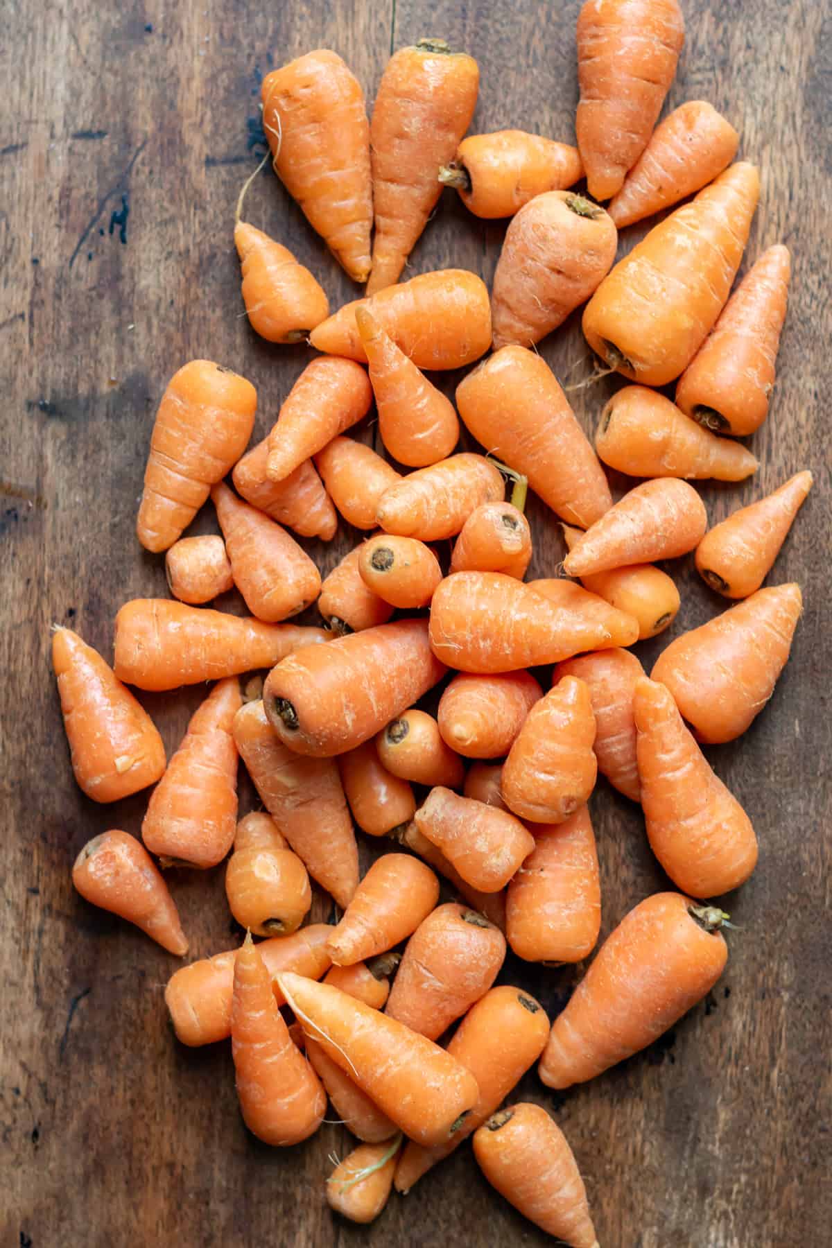 A pile of chantenay carrots on a table.