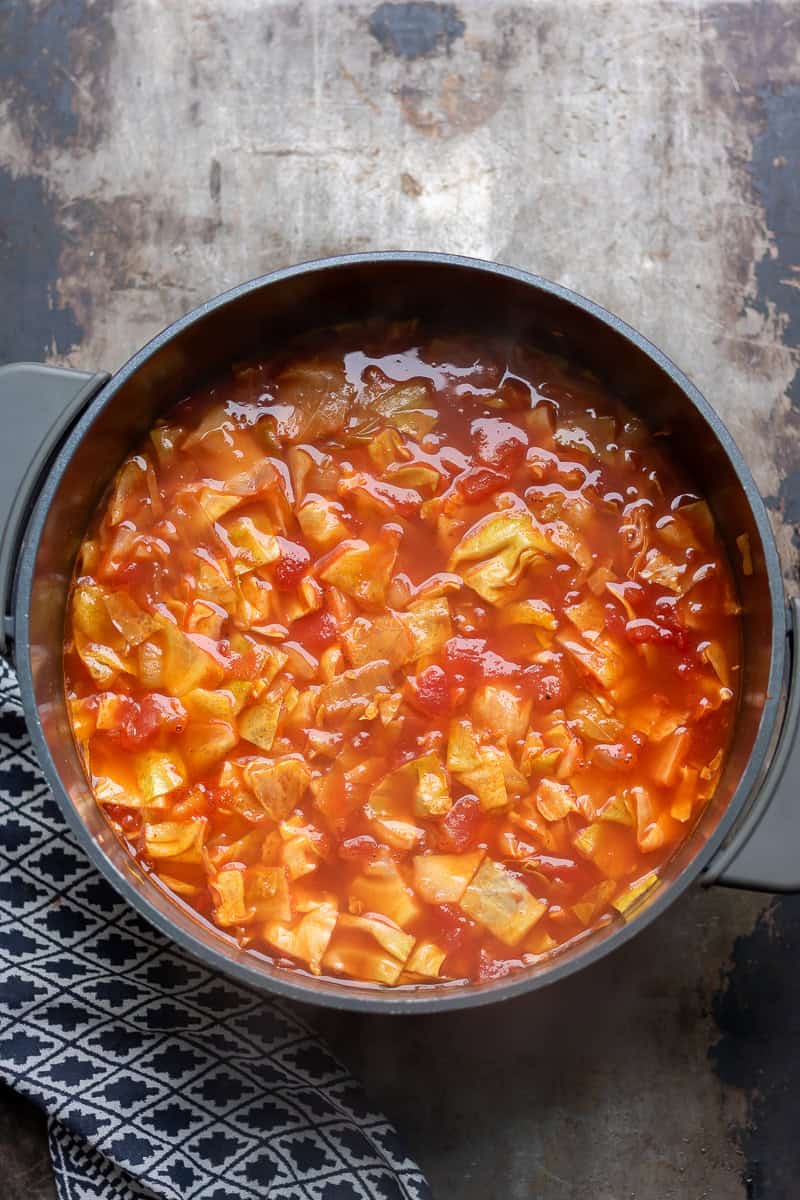 Cooked tomato cabbage soup.